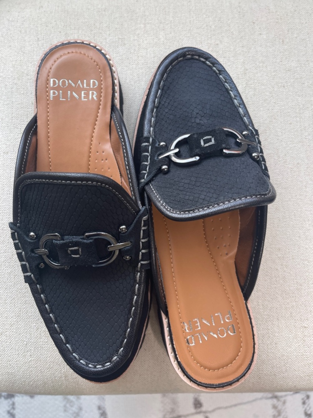 (Like New )Donald Pliner Black Mule with Tan Insole - Picture 2 of 5
